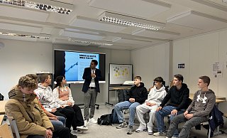 Trainer Onur Özgen bringt den Zehntklässlern der Franz-Stock-Realschule die Chancen und Risiken der virtuellen Realität bei.Finnjard Rehkämper, Finn Kirchner, Florian Plessner, Jason Kreis, Martin Schulte, Mischa Tumanez, Önur Özgen, Seda Cakmak, (v.l.) Leander Wilke - Jennifer Retslav Trainer Onur Özgen bringt den Zehntklässlern der Franz-Stock-Realschule die Chancen und Risiken der virtuellen Realität bei.Finnjard Rehkämper, Finn Kirchner, Florian Plessner, Jason Kreis, Martin Schulte, Mischa Tumanez, Önur Özgen, Seda Cakmak, (v.l.) Leander Wilke - Jennifer Retslav
