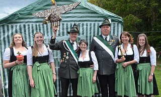 Der neue Nienhagener Thron: Adjudantin Louisa Hagemeyer, Ehrendame Antonia Niehage, König Ralf Schulz-Henze, Königin Mayra Gonzalez Rodriguez, Kronprinz Jürgen Niehage, Kronprinzessin Manuele Kunze, Ehrendame Jana Kunze. - Sibylle Kemna Der neue Nienhagener Thron: Adjudantin Louisa Hagemeyer, Ehrendame Antonia Niehage, König Ralf Schulz-Henze, Königin Mayra Gonzalez Rodriguez, Kronprinz Jürgen Niehage, Kronprinzessin Manuele Kunze, Ehrendame Jana Kunze. - Sibylle Kemna