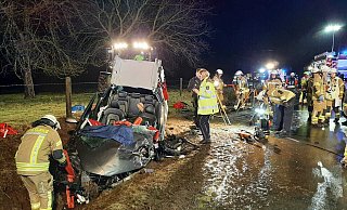 Drei Fahrzeuge prallen bei Hohenwepel zusammen. Knapp 100 Einsatzkräfte sind vor Ort. - Dieter Scholz Drei Fahrzeuge prallen bei Hohenwepel zusammen. Knapp 100 Einsatzkräfte sind vor Ort. - Dieter Scholz