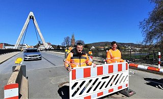Räumen die letzten Baken an der Weserbrücke in Höxter beiseite: Markus Hagemann und Bernd Rempe von der Straßenmeisterei Brakel. - David Schellenberg Räumen die letzten Baken an der Weserbrücke in Höxter beiseite: Markus Hagemann und Bernd Rempe von der Straßenmeisterei Brakel. - David Schellenberg