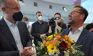 Ausgelassene Stimmung im Gütersloher Kreishaus: Ralph Brinkhaus (l.) gratuliert Raphael Tigges zum Wahl-Sieg. - Andreas Fruecht Ausgelassene Stimmung im Gütersloher Kreishaus: Ralph Brinkhaus (l.) gratuliert Raphael Tigges zum Wahl-Sieg. - Andreas Fruecht