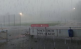 Wenn ein Werbeslogan passt: Das Unwetter auch über Jöllenbeck sorgte dafür, dass der zehnte Fruchtalarm-Cup abgebrochen werden musste. - Nicole Bentrup Wenn ein Werbeslogan passt: Das Unwetter auch über Jöllenbeck sorgte dafür, dass der zehnte Fruchtalarm-Cup abgebrochen werden musste. - Nicole Bentrup