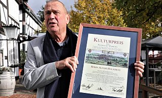 Kulturpreisträger Alfons Holtgreve mit der schön gestalteten Urkunde. - Simone Flörke Kulturpreisträger Alfons Holtgreve mit der schön gestalteten Urkunde. - Simone Flörke