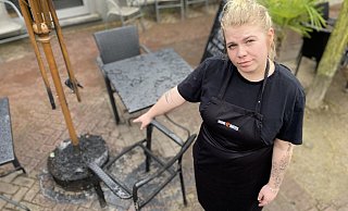 "Wer macht so etwas?" Kim Pawliczek (28) ist Betriebsleiterin im "Verve Kaffee" an der Berliner Straße. Hier sind vier Stühle, zwei Tische und ein großer Sonnenschirm abgebrannt. - Christian Bröder "Wer macht so etwas?" Kim Pawliczek (28) ist Betriebsleiterin im "Verve Kaffee" an der Berliner Straße. Hier sind vier Stühle, zwei Tische und ein großer Sonnenschirm abgebrannt. - Christian Bröder