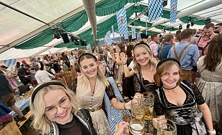 Bei der Oktoberfestparty im Festzelt hatten die Thekenteams gut zu tun. Fast alle Besucherinnen und Besucher kamen in Dirndl oder Lederhose. - Jens Reddeker Bei der Oktoberfestparty im Festzelt hatten die Thekenteams gut zu tun. Fast alle Besucherinnen und Besucher kamen in Dirndl oder Lederhose. - Jens Reddeker