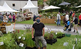 Wie im vergangenen Jahr müssen die Aussteller und Gäste auf dem Gelände einen Mundnasenschutz tragen. Wie hier Konstantin März, der Bioland-Produkte anbietet. - Anja Ebner Wie im vergangenen Jahr müssen die Aussteller und Gäste auf dem Gelände einen Mundnasenschutz tragen. Wie hier Konstantin März, der Bioland-Produkte anbietet. - Anja Ebner