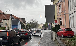 Ein Lieferfahrzeug hat die Tafel des Parkleitsystems an der Neuhäuser Straße beschädigt. - Marc Schröder Ein Lieferfahrzeug hat die Tafel des Parkleitsystems an der Neuhäuser Straße beschädigt. - Marc Schröder
