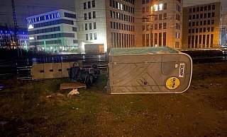 Dieses umgeworfene Dixi-Klo und der Kinderwagen (daneben) lagen morgens auf den Gleisen am Hauptbahnhof. - Polizei Dieses umgeworfene Dixi-Klo und der Kinderwagen (daneben) lagen morgens auf den Gleisen am Hauptbahnhof. - Polizei
