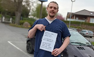 Dimitrij Rekling hat hinter die Scheiben seines Autos Zettel mit polemisierenden Corona-Sprüchen geklebt. - David Knapp Dimitrij Rekling hat hinter die Scheiben seines Autos Zettel mit polemisierenden Corona-Sprüchen geklebt. - David Knapp
