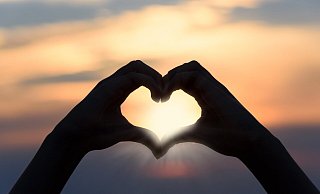 Wer auf der Suche nach einer Partnerin oder einem Partner ist, hat mehrere Möglichkeiten jemanden kennenzulernen. Eine davon ist Online-Dating. - Pixabay (Symbolbild) Wer auf der Suche nach einer Partnerin oder einem Partner ist, hat mehrere Möglichkeiten jemanden kennenzulernen. Eine davon ist Online-Dating. - Pixabay (Symbolbild)