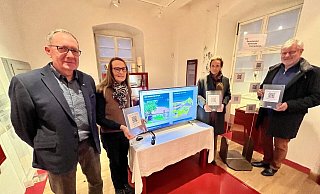 In Fürstenberg sind (v. l.) Initiator Antonius Monkos, Claudia Großmann (Familienzentrum), Antonie Gräfin von Westphalen zu Fürstenberg und Peter Gödde (Kulturscheune) froh über die neuen Hörgeschichten. - Jens Reddeker In Fürstenberg sind (v. l.) Initiator Antonius Monkos, Claudia Großmann (Familienzentrum), Antonie Gräfin von Westphalen zu Fürstenberg und Peter Gödde (Kulturscheune) froh über die neuen Hörgeschichten. - Jens Reddeker