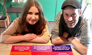 Katharina Wolff und Jan Brockelt werben mit bunten Karten und markigen Slogans speziell bei jungen Leuten für die Teilnahme an der Europawahl. - Andreas Sundermeier Katharina Wolff und Jan Brockelt werben mit bunten Karten und markigen Slogans speziell bei jungen Leuten für die Teilnahme an der Europawahl. - Andreas Sundermeier