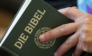 Der Inhalt der Bibel überraschte auch die erfahrenen Sprengstoff-Experten der Bundespolizei. - Symbolfoto: picture alliance / dpa Der Inhalt der Bibel überraschte auch die erfahrenen Sprengstoff-Experten der Bundespolizei. - Symbolfoto: picture alliance / dpa