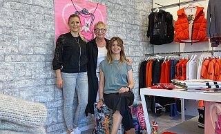 Birgit Horndasch (Mitte) freut sich mit ihren Mitarbeiterinnen Darina Vogel (links) und Diana Möller (rechts) über die gelungene Neueröffnung am vergangenen Wochenende. - Copyright 2023 Wencke Meckenstock . All rights reserved. Birgit Horndasch (Mitte) freut sich mit ihren Mitarbeiterinnen Darina Vogel (links) und Diana Möller (rechts) über die gelungene Neueröffnung am vergangenen Wochenende. - Copyright 2023 Wencke Meckenstock . All rights reserved.