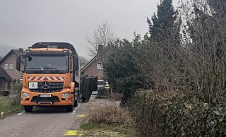 Mit Planen ist der Unfallort in der Johannes-Diedrich-Straße in Beverungen vor Blicken von außen geschützt worden. - Simone Flörke Mit Planen ist der Unfallort in der Johannes-Diedrich-Straße in Beverungen vor Blicken von außen geschützt worden. - Simone Flörke