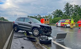 A30 Kirchlengern: Gegen 18.45 Uhr kam dann kurz vor der Abfahrt Kirchlengern der Fahrer eines VW Tiguan beim Wechsel des Fahrstreifens "wetterbedingt ins Schleudern", wie es von der Autobahnpolizei heißt. - Feuerwehr Bünde A30 Kirchlengern: Gegen 18.45 Uhr kam dann kurz vor der Abfahrt Kirchlengern der Fahrer eines VW Tiguan beim Wechsel des Fahrstreifens "wetterbedingt ins Schleudern", wie es von der Autobahnpolizei heißt. - Feuerwehr Bünde