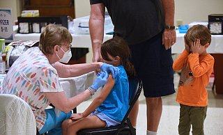 Ein Mädchen wird geimpft: In den USA - wie hier in Florida - werden auch unter 12-Jährige bereits geimpft. In Deutschland steht die Empfehlung der Ständigen Impfkommission noch aus. Sie wird in der kommenden Woche erwartet. - picture alliance / ZUMAPRESS.com Ein Mädchen wird geimpft: In den USA - wie hier in Florida - werden auch unter 12-Jährige bereits geimpft. In Deutschland steht die Empfehlung der Ständigen Impfkommission noch aus. Sie wird in der kommenden Woche erwartet. - picture alliance / ZUMAPRESS.com