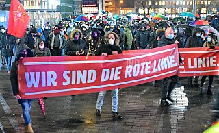 Auf dem Kesselbrink versammeln sich erneut die meisten Corona- und Impfgegner. Mit Trillerpfeifen reagieren etliche auf die Aufforderung, der Maskenpflicht nachzukommen. - NW Auf dem Kesselbrink versammeln sich erneut die meisten Corona- und Impfgegner. Mit Trillerpfeifen reagieren etliche auf die Aufforderung, der Maskenpflicht nachzukommen. - NW