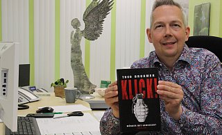 Vier Tage in der Woche ist Frank Reimer als Versicherungsfachmann tätig, drei Tage hält er sich fürs Schreiben frei. - Britta Bohnenkamp-Schmidt Vier Tage in der Woche ist Frank Reimer als Versicherungsfachmann tätig, drei Tage hält er sich fürs Schreiben frei. - Britta Bohnenkamp-Schmidt