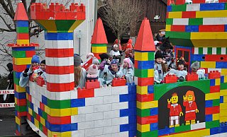Das Kinderprinzenpaar freut sich ganz besonders auf die Fahrt mit der Legoburg durch Fürstenberg am Rosenmontag. - Brigitta Wieskotten Das Kinderprinzenpaar freut sich ganz besonders auf die Fahrt mit der Legoburg durch Fürstenberg am Rosenmontag. - Brigitta Wieskotten