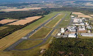 Neben der 2,2 Kilometer langen Start- und Landebahn des Flughafens Paderborn/Lippstadt könnten die Photovoltaikmodule aufgestellt werden. - Moritz Klöckner Neben der 2,2 Kilometer langen Start- und Landebahn des Flughafens Paderborn/Lippstadt könnten die Photovoltaikmodule aufgestellt werden. - Moritz Klöckner