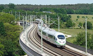 Ein ICE 3 (Baureihe 403) fährt auf einer Hochgeschwindigkeitsstrecke der Deutschen Bahn. - Deutsche Bahn AG / Volker Emersleben Ein ICE 3 (Baureihe 403) fährt auf einer Hochgeschwindigkeitsstrecke der Deutschen Bahn. - Deutsche Bahn AG / Volker Emersleben