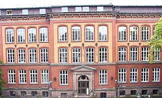 Die Volkshochschule Höxter-Marienmünster, das ist die ehemalige Baugewerkschule am Möllinger Platz. - NW-Archiv Die Volkshochschule Höxter-Marienmünster, das ist die ehemalige Baugewerkschule am Möllinger Platz. - NW-Archiv