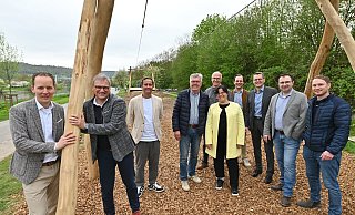 Jens Klingemann (v. l.), Frank Sievers, Klingemann-Bereichsgeschäftsführer Hendrik Thüning, Dietmar Beineke (FV-LGS), Thomas Schöning (FV-Vorsitzender), Claudia Koch, Paul Seydell, Michael Meier (Schatzmeister FV-LGS), WDB-Geschäftsführer André Lämmel und Dennis Altmiks von WDB. - Thomas Kube Jens Klingemann (v. l.), Frank Sievers, Klingemann-Bereichsgeschäftsführer Hendrik Thüning, Dietmar Beineke (FV-LGS), Thomas Schöning (FV-Vorsitzender), Claudia Koch, Paul Seydell, Michael Meier (Schatzmeister FV-LGS), WDB-Geschäftsführer André Lämmel und Dennis Altmiks von WDB. - Thomas Kube