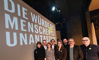 Ein starkes Team präsentiert die Produktionen der neuen Spielzeit, von links: Intendantin Nadja Loschky, GMD Alexander Kalajdzic, Theaterpädagogin Martina Breinlinger, Michael Mund (Musiktheater), Verwaltungsdirektorin Stefanie Niedermeier, Tanzchef Felix Landerer, Schauspieldirektor Dariusch Yazdkhasti und Intendant Michael Heicks. - Andreas Zobe Ein starkes Team präsentiert die Produktionen der neuen Spielzeit, von links: Intendantin Nadja Loschky, GMD Alexander Kalajdzic, Theaterpädagogin Martina Breinlinger, Michael Mund (Musiktheater), Verwaltungsdirektorin Stefanie Niedermeier, Tanzchef Felix Landerer, Schauspieldirektor Dariusch Yazdkhasti und Intendant Michael Heicks. - Andreas Zobe