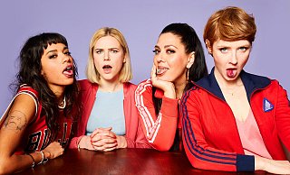 Jo (Salka Weber, v.l.), Franzi (Llewellyn Reichmann), Elif (Jasmin Shakeri) und Lena (Sarah Bauerett) zeigen in "Deadlines", dass eigentlich nur Freundschaft zählt. - ZDF/Anne Wilk Jo (Salka Weber, v.l.), Franzi (Llewellyn Reichmann), Elif (Jasmin Shakeri) und Lena (Sarah Bauerett) zeigen in "Deadlines", dass eigentlich nur Freundschaft zählt. - ZDF/Anne Wilk