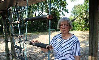 Ein Klettergerüst mit Rutsche, ein Loch voller Sand und eine Turnstange - das ist alles, was am Spielplatz Münstermannsweg noch geblieben ist. Brigitte Heidbreder ärgert das. - Anja Hustert Ein Klettergerüst mit Rutsche, ein Loch voller Sand und eine Turnstange - das ist alles, was am Spielplatz Münstermannsweg noch geblieben ist. Brigitte Heidbreder ärgert das. - Anja Hustert