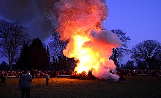 Osterfeuer sind von der Regelung ausgenommen, weil es sich um sogenannte Brauchtumsfeuer handelt. - Kreis Höxter Osterfeuer sind von der Regelung ausgenommen, weil es sich um sogenannte Brauchtumsfeuer handelt. - Kreis Höxter
