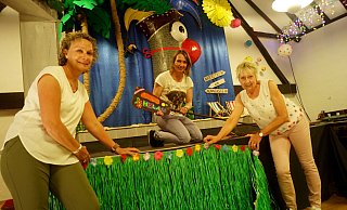 Bärbel Wiedemann (v.l.), Jessica Mey und Bärbel Schneider dekorieren das Haus des Gastes sommerlich für die Prunksitzungen. - Niklas Krämer Bärbel Wiedemann (v.l.), Jessica Mey und Bärbel Schneider dekorieren das Haus des Gastes sommerlich für die Prunksitzungen. - Niklas Krämer