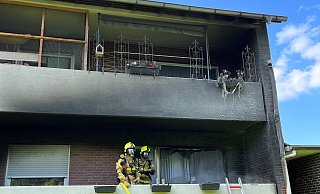 Über eine Leiter gelangten die Feuerwehrleute auf den Balkon, wo das Feuer ausgebrochen war. - Feuerwehr Paderborn Über eine Leiter gelangten die Feuerwehrleute auf den Balkon, wo das Feuer ausgebrochen war. - Feuerwehr Paderborn