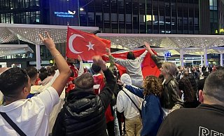 Türkische Fans feiern an der Bushaltestelle auf dem Jahnplatz das Abschneiden ihrer Mannschaft. - Jürgen Mahncke Türkische Fans feiern an der Bushaltestelle auf dem Jahnplatz das Abschneiden ihrer Mannschaft. - Jürgen Mahncke