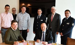 Die Akteure des Neubauprojekts bei der Vertragsunterzeichnung im Paderborner Kreishaus. - Kreis Paderborn Die Akteure des Neubauprojekts bei der Vertragsunterzeichnung im Paderborner Kreishaus. - Kreis Paderborn