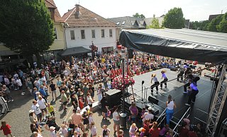 Vor allem während der Tanzvorführungen war die Bühne auf dem Rahdener Kirchplatz am Sonntagnachmittag umlagert. - Joern Spreen-Ledebur Vor allem während der Tanzvorführungen war die Bühne auf dem Rahdener Kirchplatz am Sonntagnachmittag umlagert. - Joern Spreen-Ledebur