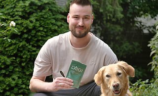 Hermann Frenser hat gemeinsam mit Geschäftspartnerin Svenja Wiedemann "Dog1" gegründet. Seine Golden-Retriever-Dame frisst das Pulver bereits täglich. - Andreas Frücht Hermann Frenser hat gemeinsam mit Geschäftspartnerin Svenja Wiedemann "Dog1" gegründet. Seine Golden-Retriever-Dame frisst das Pulver bereits täglich. - Andreas Frücht