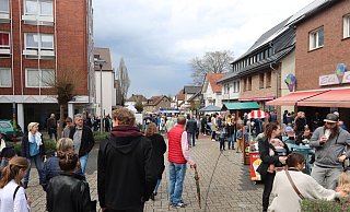 Zum Frühlingsfest 2023 kamen tausende Besucher. Den ganzen Nachmittag über schoben sich die Besucherströme durch die Lübbecker Straße. - Judith Gladow Zum Frühlingsfest 2023 kamen tausende Besucher. Den ganzen Nachmittag über schoben sich die Besucherströme durch die Lübbecker Straße. - Judith Gladow