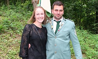 Katrin Rodehutscord und Jonas Steven sind das neue Köningspaar in Weine. - Schützen Weine Katrin Rodehutscord und Jonas Steven sind das neue Köningspaar in Weine. - Schützen Weine