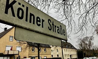 Die Brandstiftung in einem Sieben-Parteien-Wohnhaus an der Kölner Straße wurde von der Kripo als versuchtes Tötungsdelikt eingestuft. - Jens Reichenbach Die Brandstiftung in einem Sieben-Parteien-Wohnhaus an der Kölner Straße wurde von der Kripo als versuchtes Tötungsdelikt eingestuft. - Jens Reichenbach