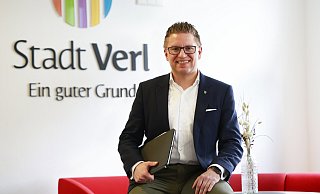 Robin Rieksneuwöhner fühlt sich im Verler Rathaus angekommen. - Roland Thöring Robin Rieksneuwöhner fühlt sich im Verler Rathaus angekommen. - Roland Thöring