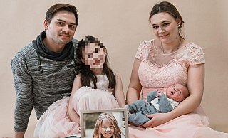 Eugen und Lara Janke mit ihren Kindern Kiara und Elias. Emily ist auf dem Foto zu sehen. "Sie wird immer Teil unserer Familie sein", sagt Lara Janke. - Privat Eugen und Lara Janke mit ihren Kindern Kiara und Elias. Emily ist auf dem Foto zu sehen. "Sie wird immer Teil unserer Familie sein", sagt Lara Janke. - Privat