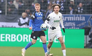 Arminia Bielefelds Louis Oppie (l.) hatte im Duell mit dem Auer Tim Danhof einige Male das Nachsehen. - Oliver Krato Arminia Bielefelds Louis Oppie (l.) hatte im Duell mit dem Auer Tim Danhof einige Male das Nachsehen. - Oliver Krato