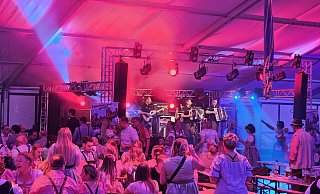 Die Band „Tiroler Bluat“ sorgte für echtes bayerisches Feeling beim „Bocktoberfest“ in Spenge. - Alexandra Stratmeier Die Band „Tiroler Bluat“ sorgte für echtes bayerisches Feeling beim „Bocktoberfest“ in Spenge. - Alexandra Stratmeier