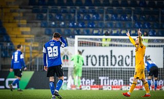 Während Dynamo Dresdens Jonathan Meier (r.) jubelt, sind die Arminen um Henrik Koch (Nr. 29) nach dem Treffer zum 0:1 geknickt. - Sarah Jonek Fotografie Während Dynamo Dresdens Jonathan Meier (r.) jubelt, sind die Arminen um Henrik Koch (Nr. 29) nach dem Treffer zum 0:1 geknickt. - Sarah Jonek Fotografie