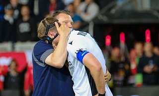 Arminia Bielefelds Kapitän Fabian Klos (r.) weint im Relegationshinsspiel an der Schulter von DSC-Trainer Uwe Koschinat. - Andreas Zobe Arminia Bielefelds Kapitän Fabian Klos (r.) weint im Relegationshinsspiel an der Schulter von DSC-Trainer Uwe Koschinat. - Andreas Zobe