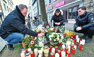 Mit zahlreichen Blumen und Kerzen haben Freunde und Verwandte Abschied genommen von Besar Nimani. Sein Bruder Berat, sein Neffe Festim und seine Schwester Azize Nimani sind fassungslos und wütend. - Barbara Franke Mit zahlreichen Blumen und Kerzen haben Freunde und Verwandte Abschied genommen von Besar Nimani. Sein Bruder Berat, sein Neffe Festim und seine Schwester Azize Nimani sind fassungslos und wütend. - Barbara Franke