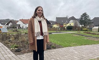 Katharina Borgolte am Generationengarten in Stahle. Neben einer Boulebahn, können sich Besucher bald unter anderem auf einen Barfußpfad, ein Kletterhäuschen und blühende Pflanzen freuen. - Shannon-Lee Bendig Katharina Borgolte am Generationengarten in Stahle. Neben einer Boulebahn, können sich Besucher bald unter anderem auf einen Barfußpfad, ein Kletterhäuschen und blühende Pflanzen freuen. - Shannon-Lee Bendig