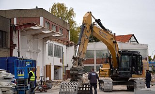 Die Profipunkt-Halle am früheren Stammsitz der Heinrich Kuper GmbH wird abgerissen. - Birgit Vredenburg Die Profipunkt-Halle am früheren Stammsitz der Heinrich Kuper GmbH wird abgerissen. - Birgit Vredenburg